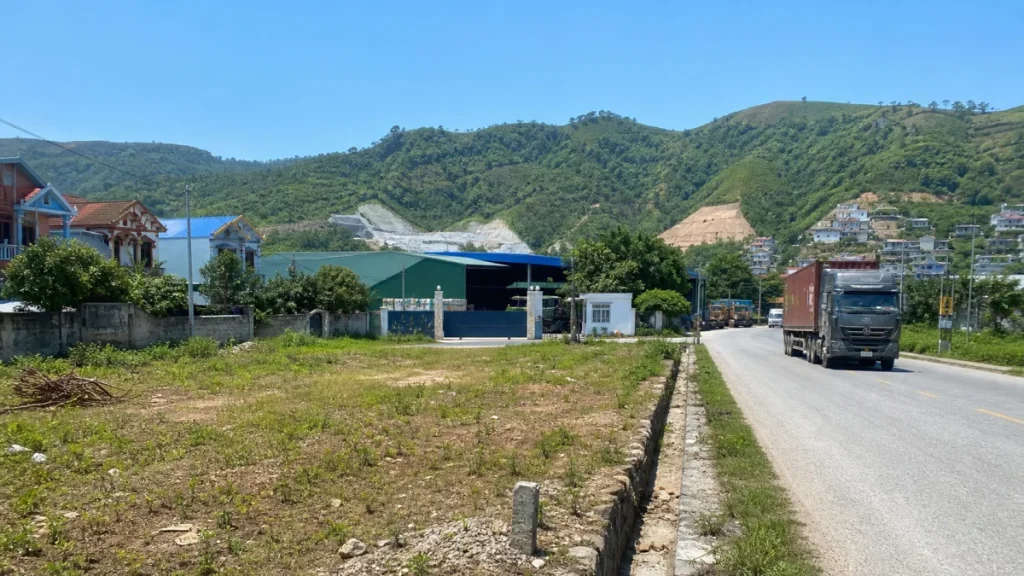 Đất gần khu công nghiệp tại Lai Châu với đường lớn và dân cư xung quanh